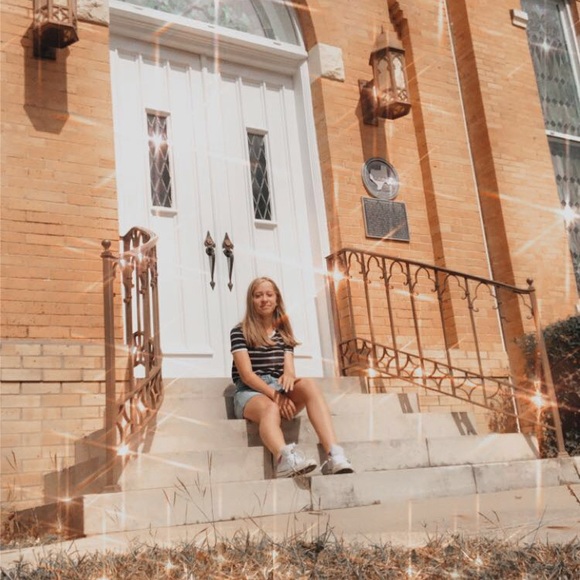 Meet your Posher, Hailey - Picture 1 of 1